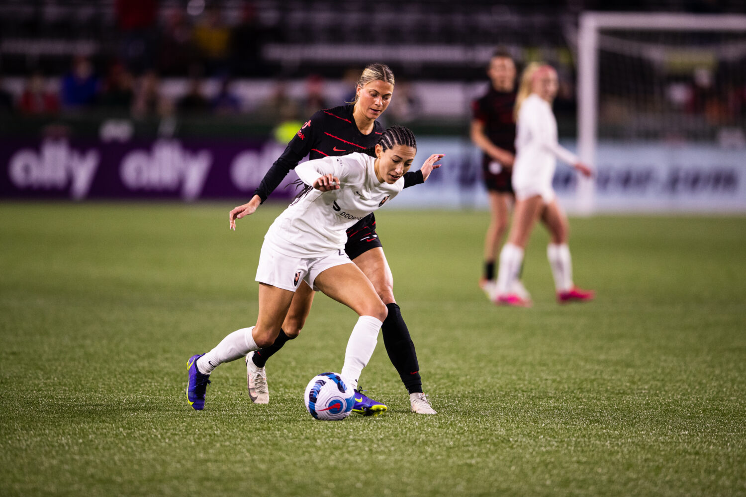 Kelli Hubly defends Christen Press against Angel FC. Photo taken by Matthew Wolfe